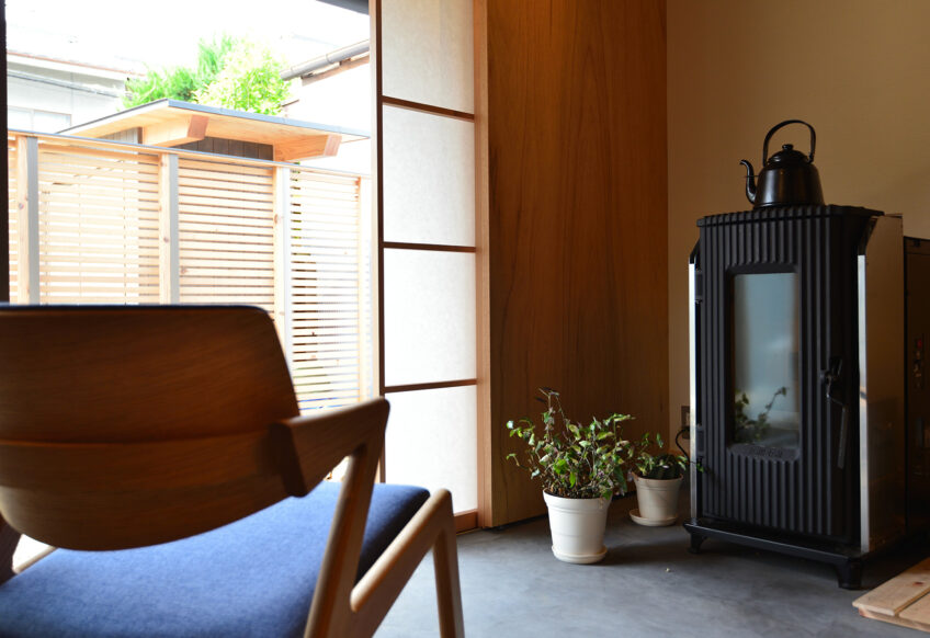 京都市右京区　庭を望む　花園の家