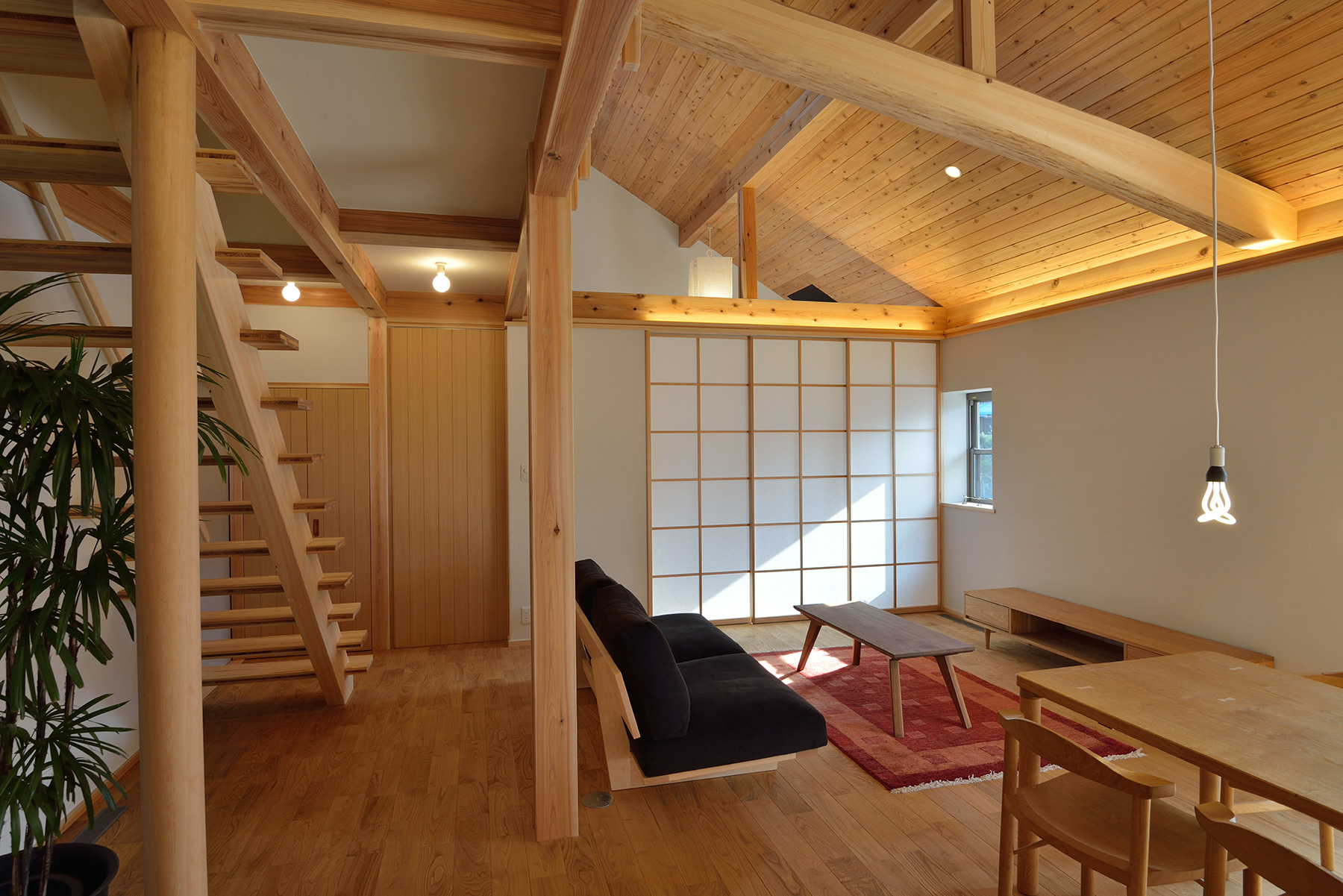 奈良市「玄関土間に薪ストーブのある家」