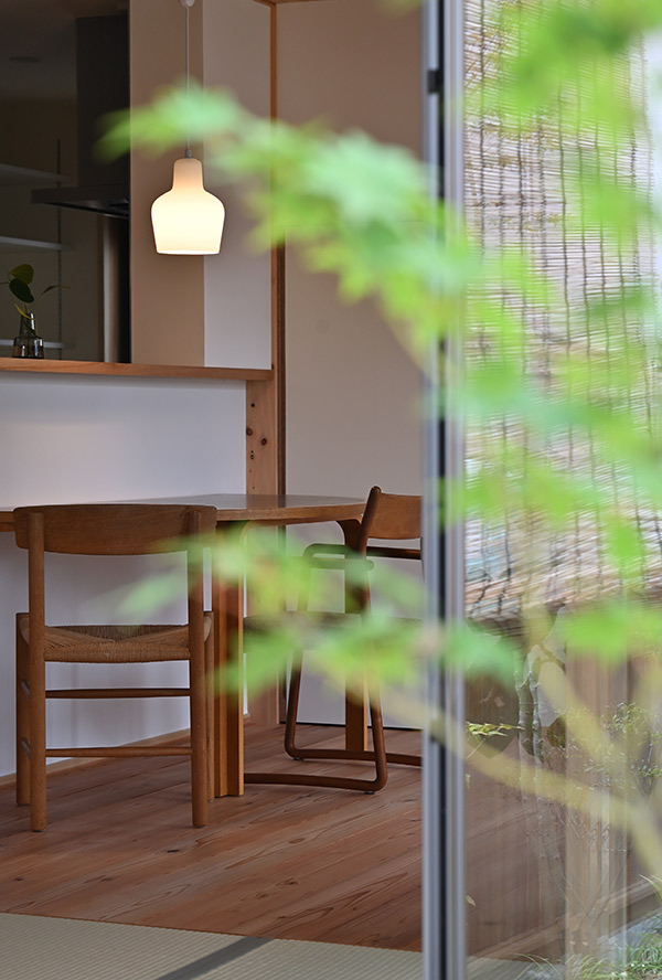 瓦屋根の小さな家