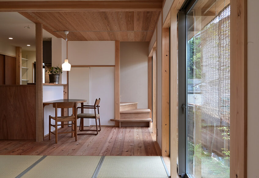 瓦屋根の小さな家