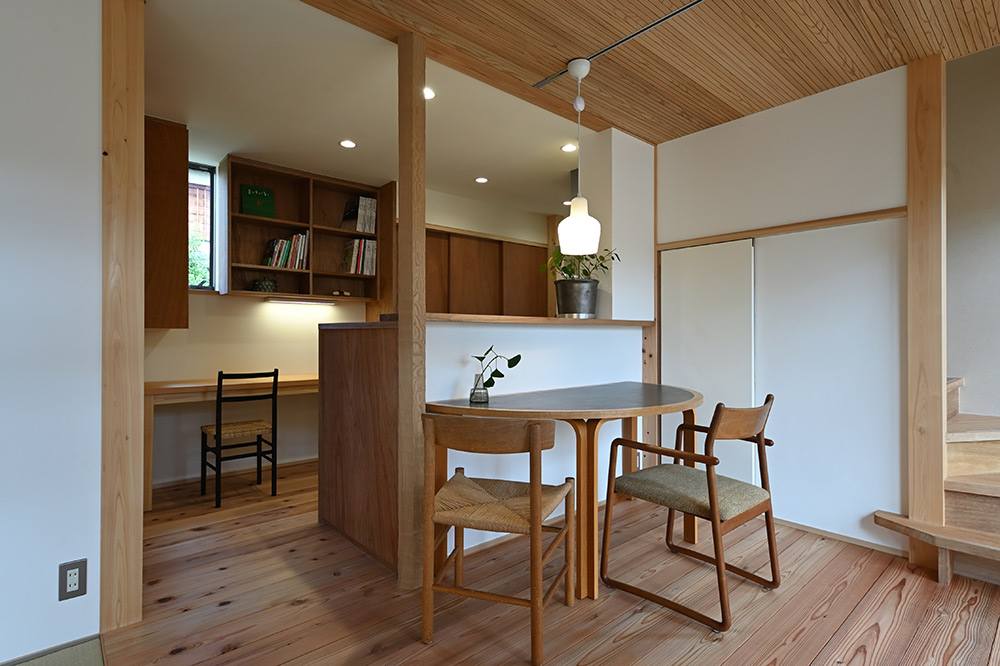 瓦屋根の小さな家