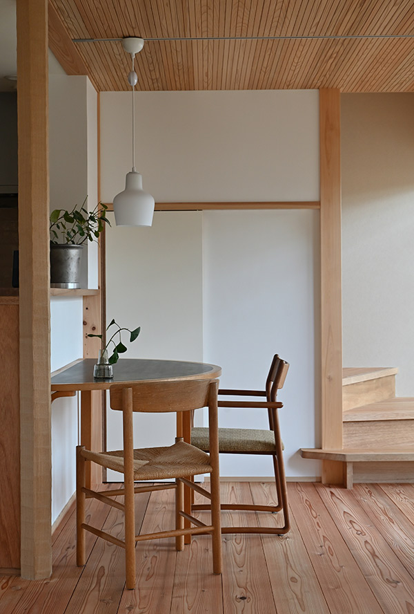 瓦屋根の小さな家