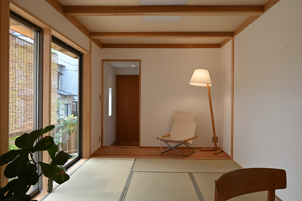 瓦屋根の小さな家