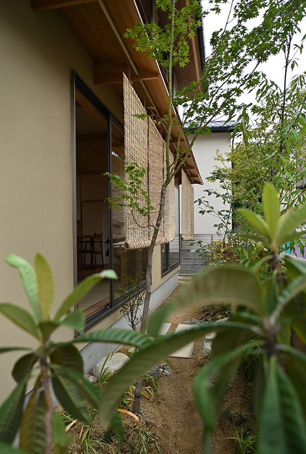 瓦屋根の小さな家