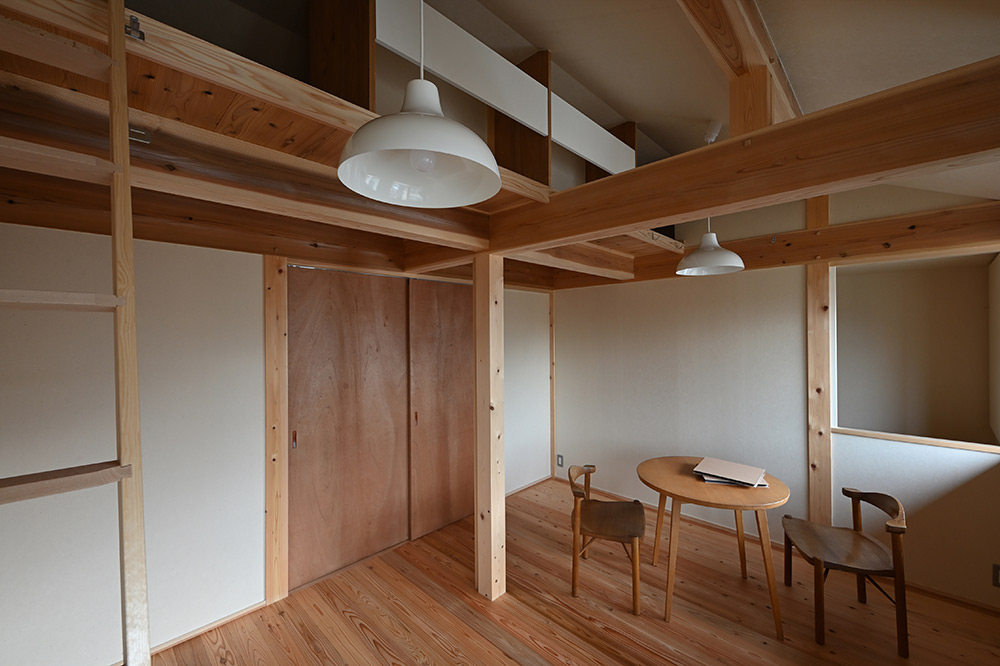 瓦屋根の小さな家