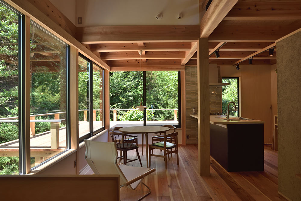 豊かな自然を感じる小さな家 