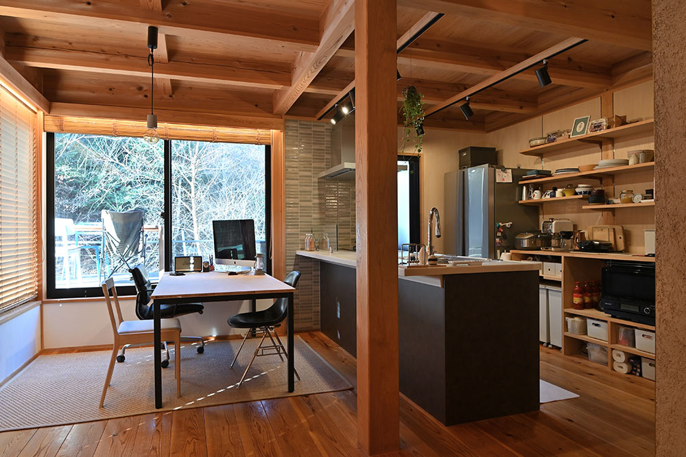 豊かな自然を感じる小さな家 