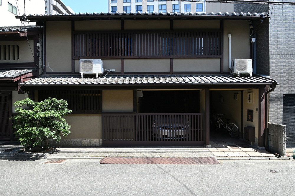 大きな吹き抜けと庭のある京町家のリノベーション「下京の家」|ツキデ工務店