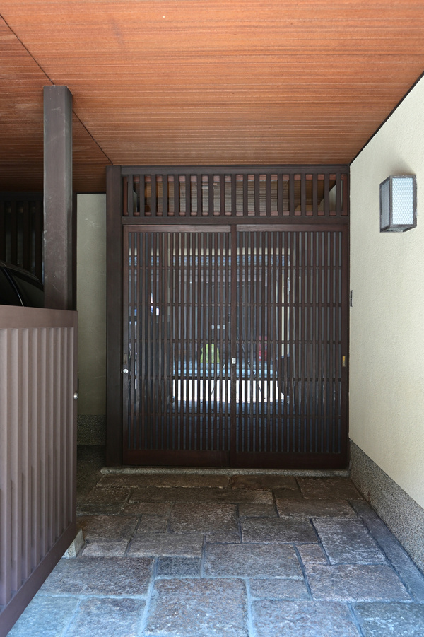 大きな吹き抜けと庭のある京町家のリノベーション「下京の家」|ツキデ工務店